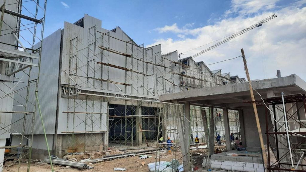 Jasa Konstruksi Bangunan GMS Bangunan Proyek Pemasangan Cladding di Gedung Workshop Politeknik PU Semarang – Pemasangan Rangka dan Cladding – GMS Bangunan –