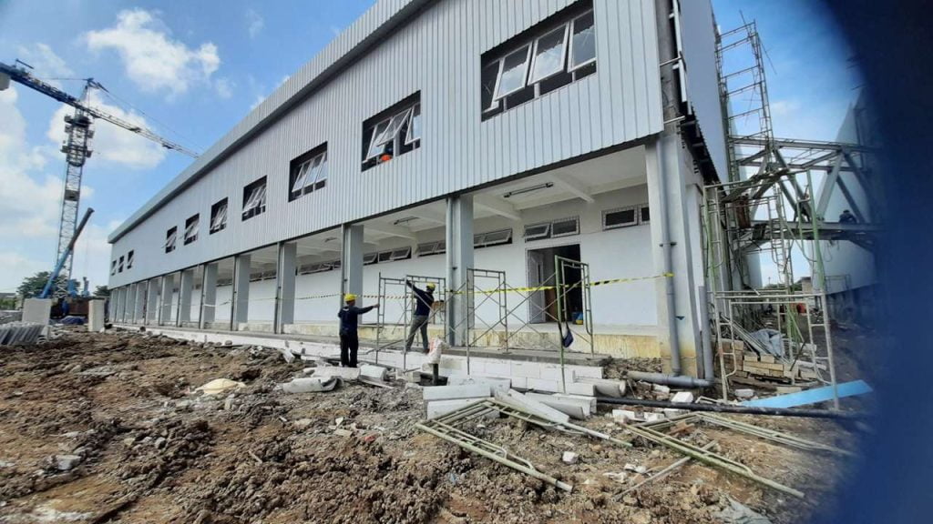 Jasa Konstruksi Pemasangan Cladding di Gedung Workshop Politeknik PU Semarang – Pemasangan Rangka dan Cladding – GMS Bangunan –