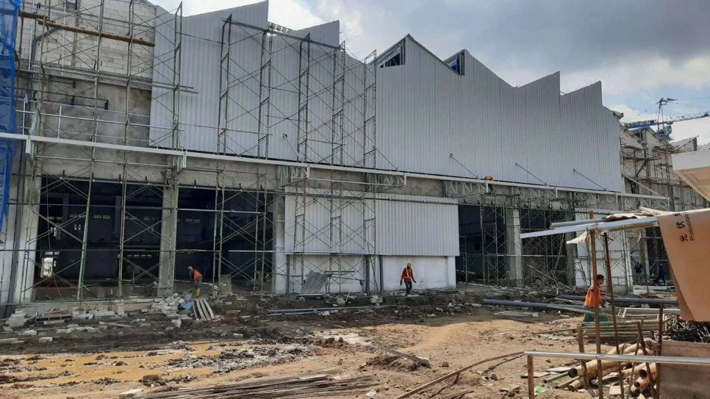 Pemasangan Rangka Cladding di Gedung Workshop Politeknik PU Semarang Media Jasa Konstruksi dan Bangunan – Pemasangan Rangka dan Cladding – GMS Bangunan –