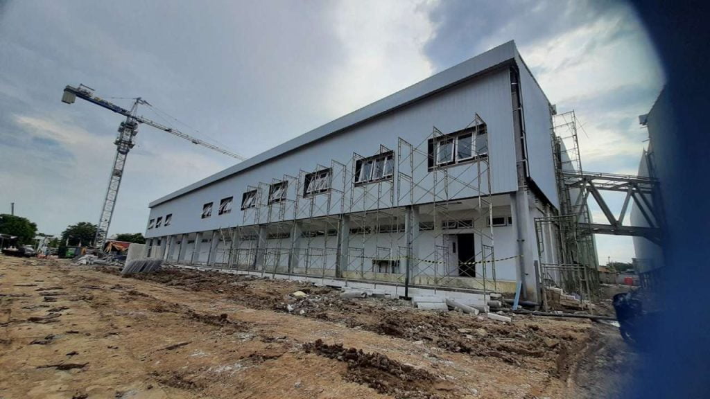 Proyek Jasa Konstruksi dan Bangunan GMS Pemasangan Rangka Cladding dan Cladding di Gedung Workshop Politeknik PU Semarang – Pemasangan Rangka dan Cladding – GMS Bangunan –