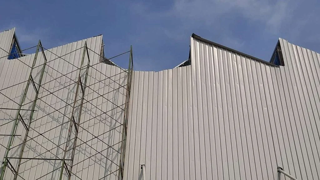 Proyek Pemasangan Rangka Cladding di Gedung Workshop Politeknik PU Semarang GMS Bangunan Media Jasa Konstruksi dan Bangunan – Pemasangan Rangka dan Cladding – GMS Bangunan –